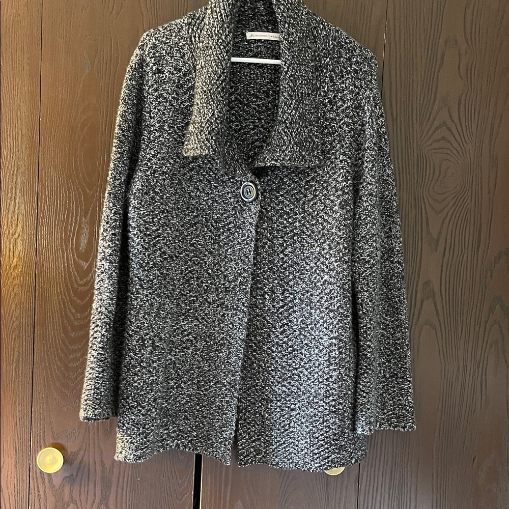JM Collection woman long sleeved, knit sweater jacket. Size 3X